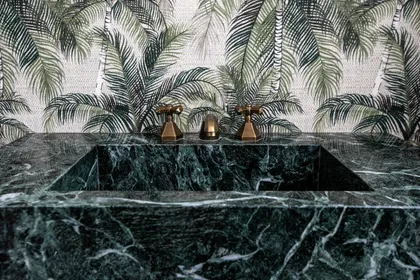 Baño con mármol verde y papel tropical de palmeras — proyecto OBRA RECOLETA, por Estudio Xime Fontan Balestra, en Recoleta